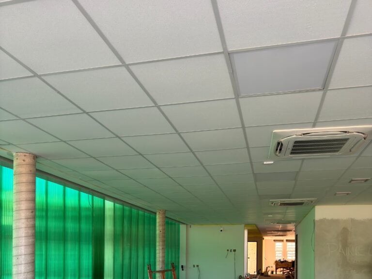 Ambiente corporativo com forro modular instalado