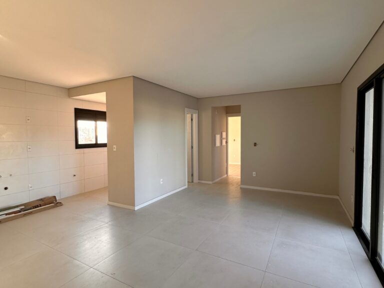 Sala com acabamento de forro com negativo entre parede e teto