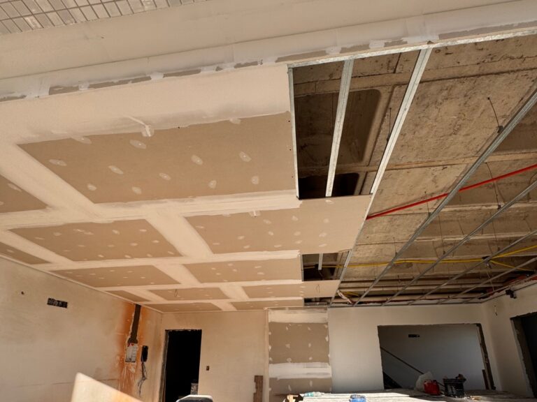 Estrutura de forro acartonado em drywall em fase de instalação