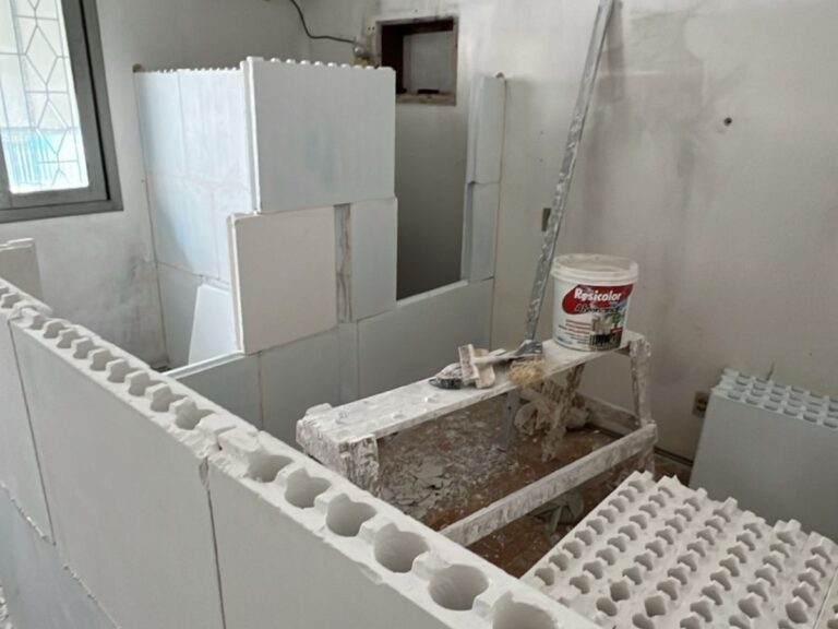 Montagem de parede com blocos de gesso em construção residencial