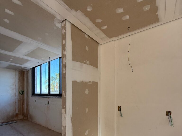 Instalação de parede divisória em drywall em construção interna